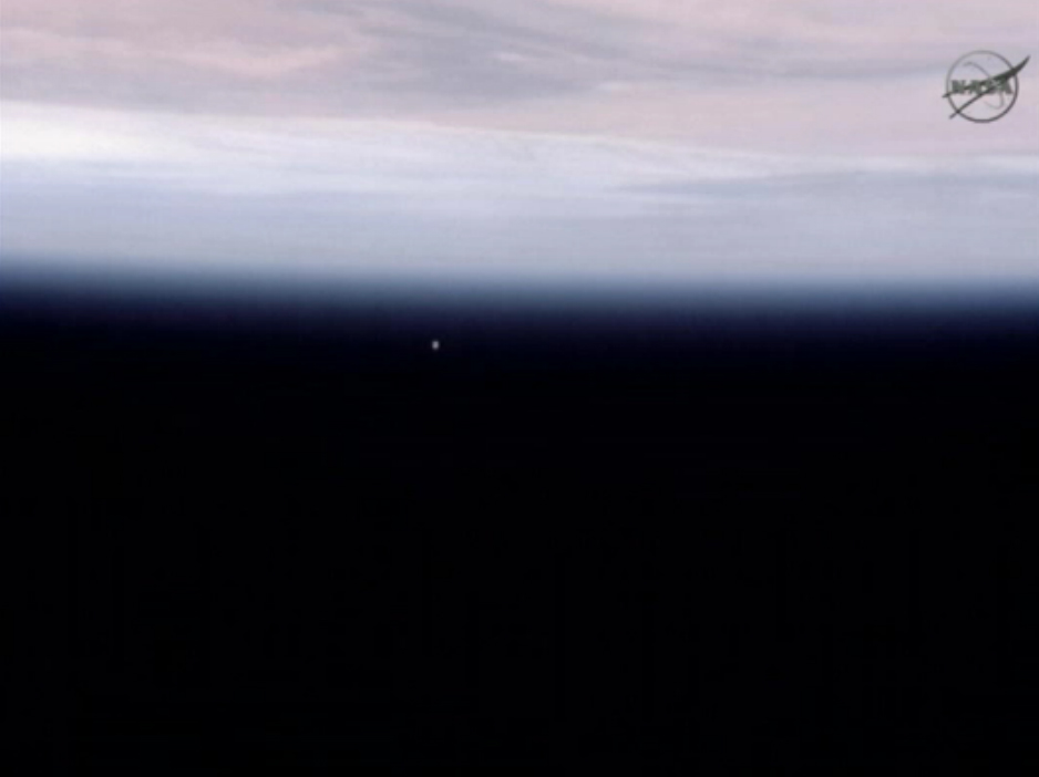 Amazing Pictures: SpaceX's Dragon Spaceship in Orbit From the Inside Out